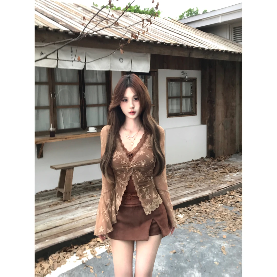 Mejiu蜜九【梨泰院】假两件蕾丝设计感上衣女秋季新品纯欲半裙套装