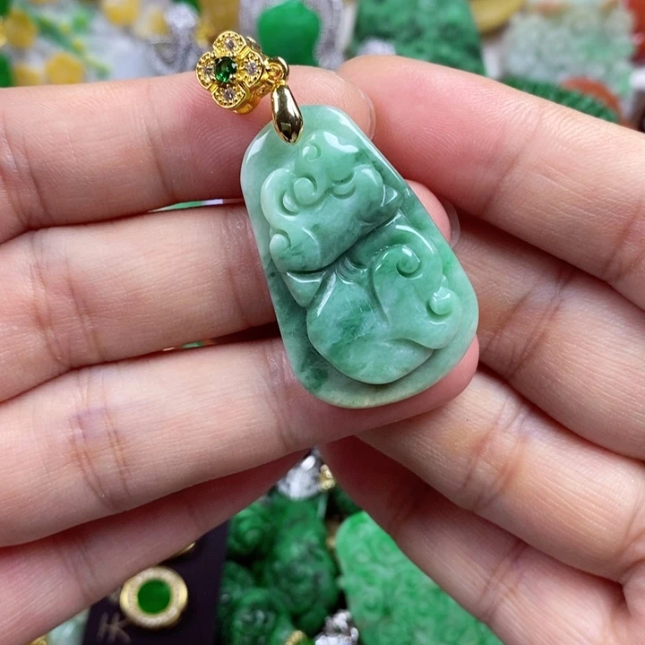 翡翠未镶嵌吊坠(赠链)