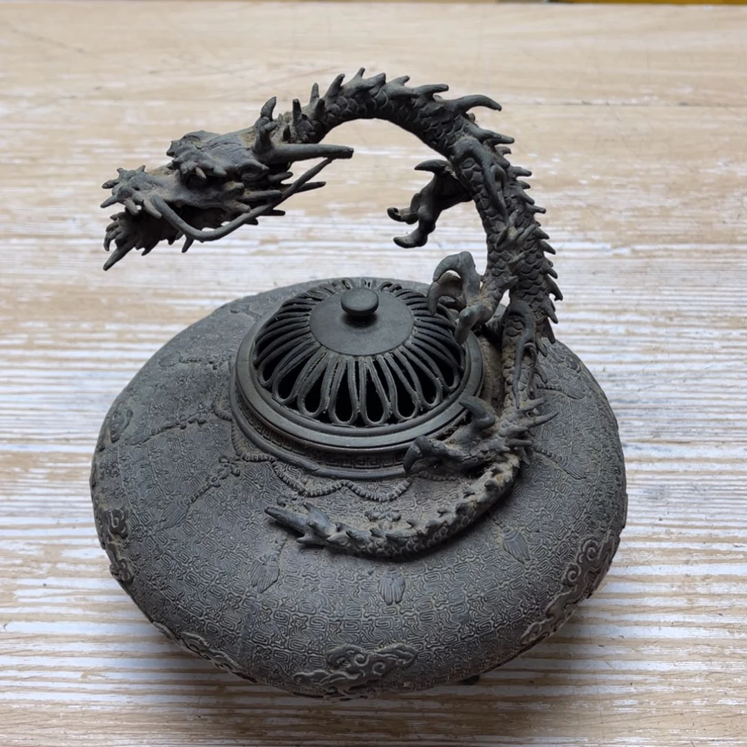 瓷片密密麻麻地排列着一个大