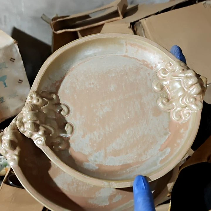 摆件盘子碗茶壶啥都有