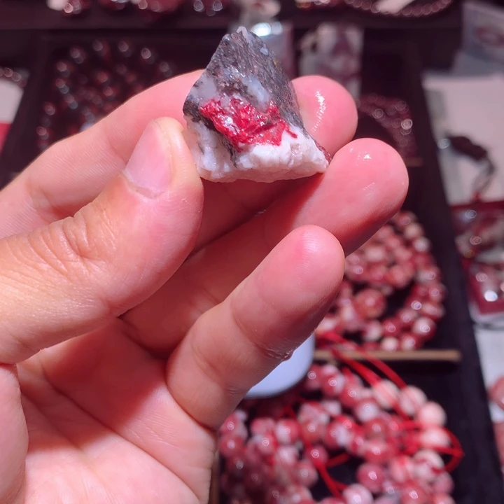 天然辰砂晶体沙毛料