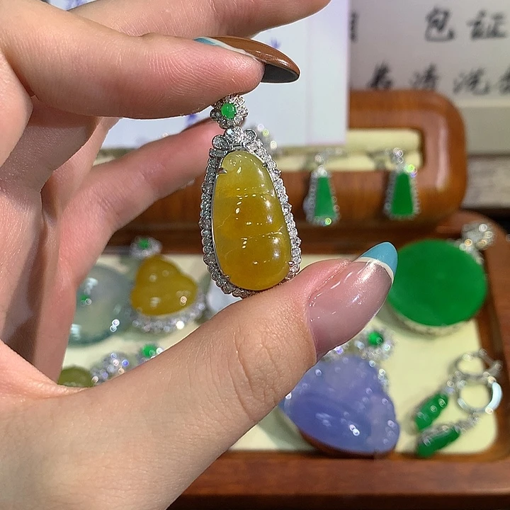 颈饰18K金镶嵌翡翠