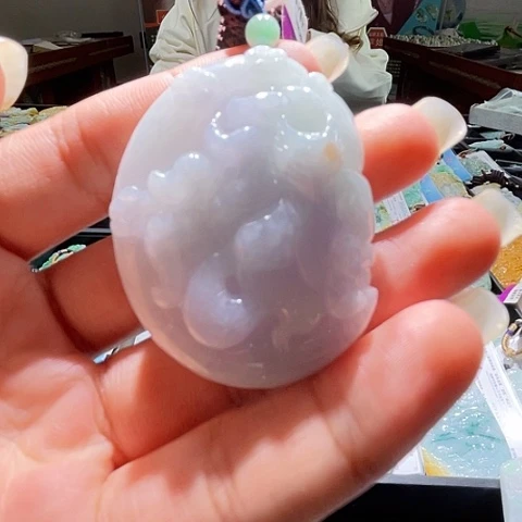 翡翠未镶嵌颈饰一个