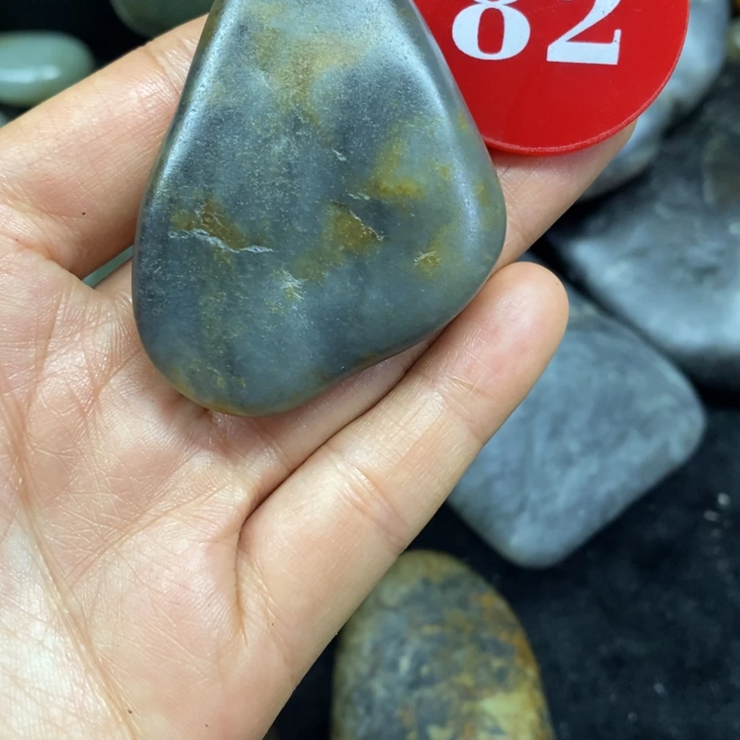 颈饰未镶嵌和田玉（糖玉）