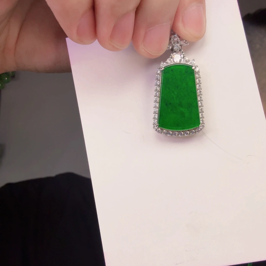 翡翠未镶嵌颈饰一件