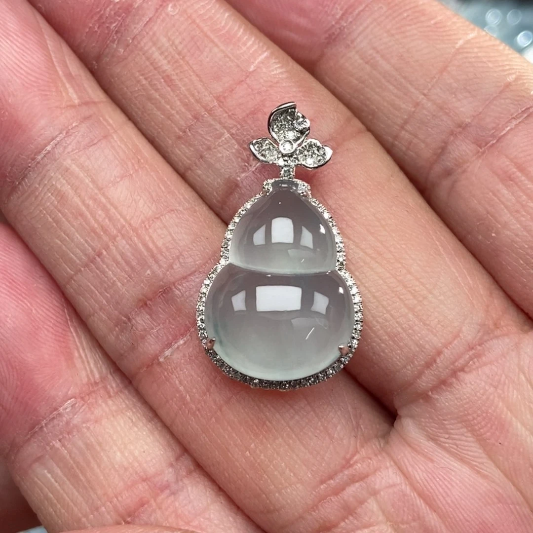 颈饰18K金镶嵌翡翠葫芦