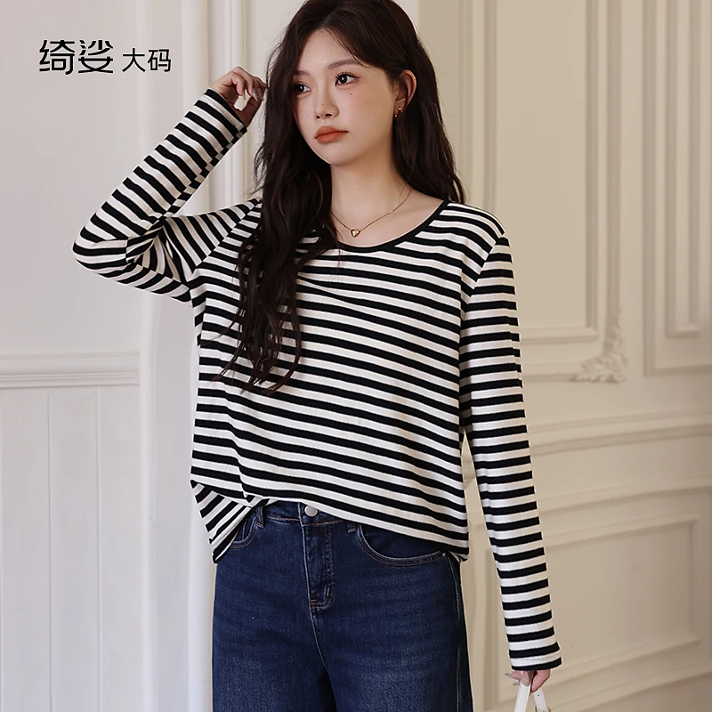 绮娑大码女装线条纹上衣秋款柔软亲肤条纹正肩直筒V领胖mm针织衫