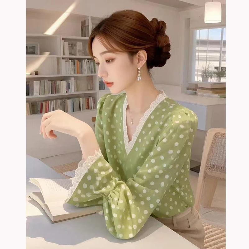 G514绿色波点衬衫女士上衣高级感轻奢春夏法式洋气小衫V领雪纺衫