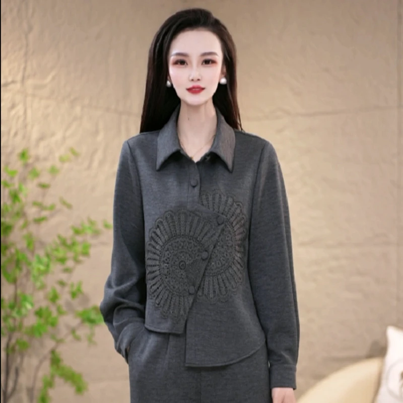 2025气质百搭春季爆款时尚绣花翻领显瘦套裤两件套套装M-4XL