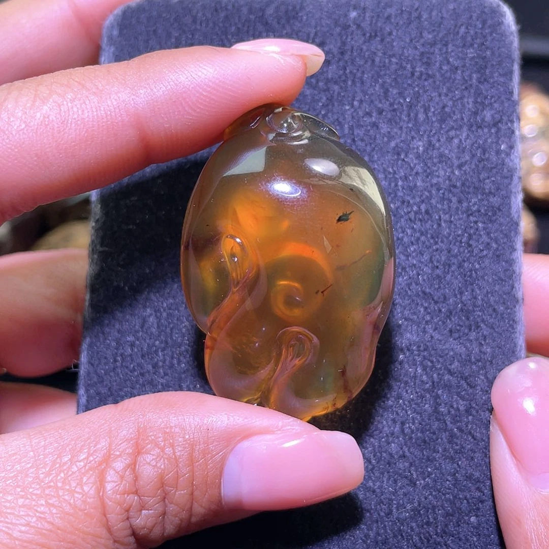 琥珀裸石未镶嵌？