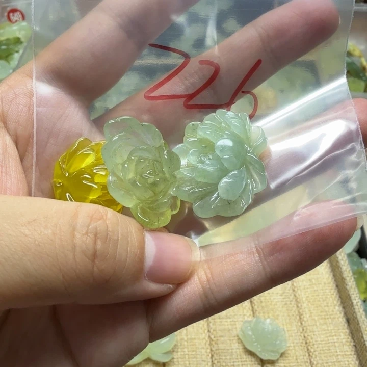 透闪石-蛇纹石玉吊坠未镶嵌