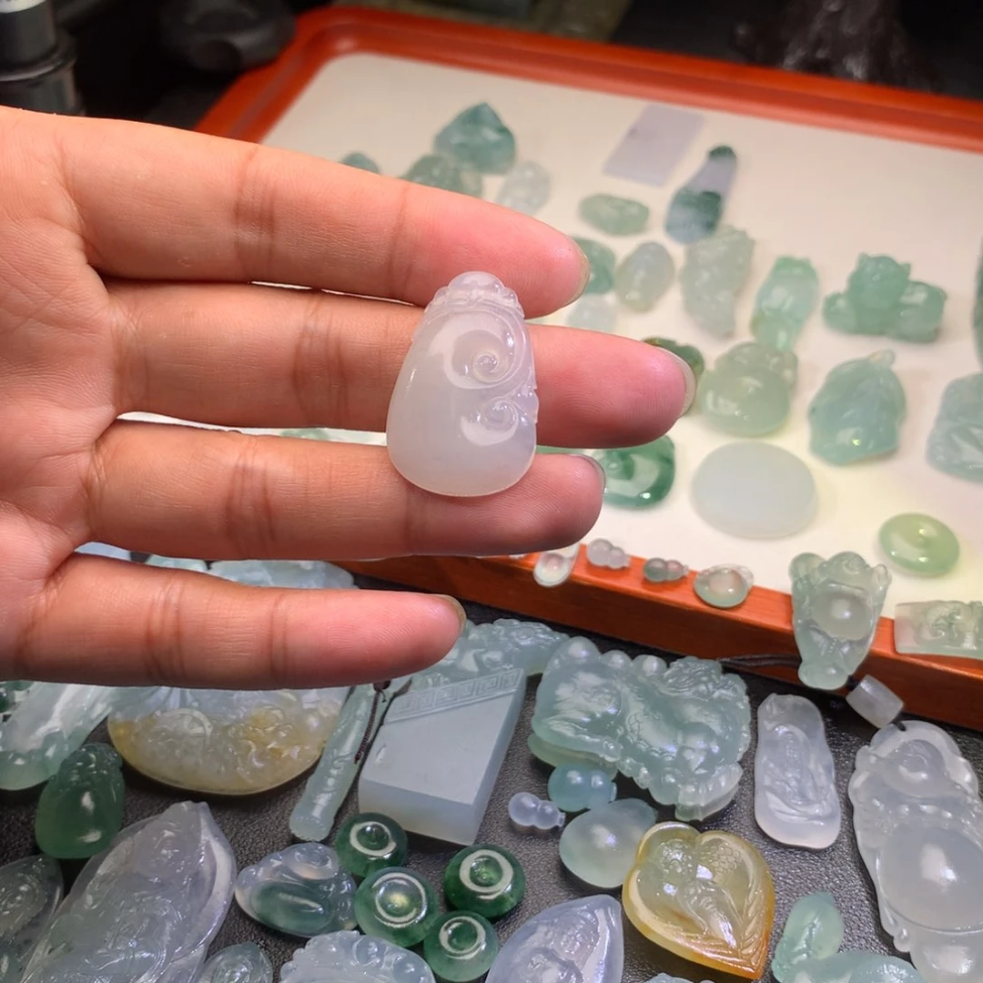 翡翠未镶嵌颈饰如意
