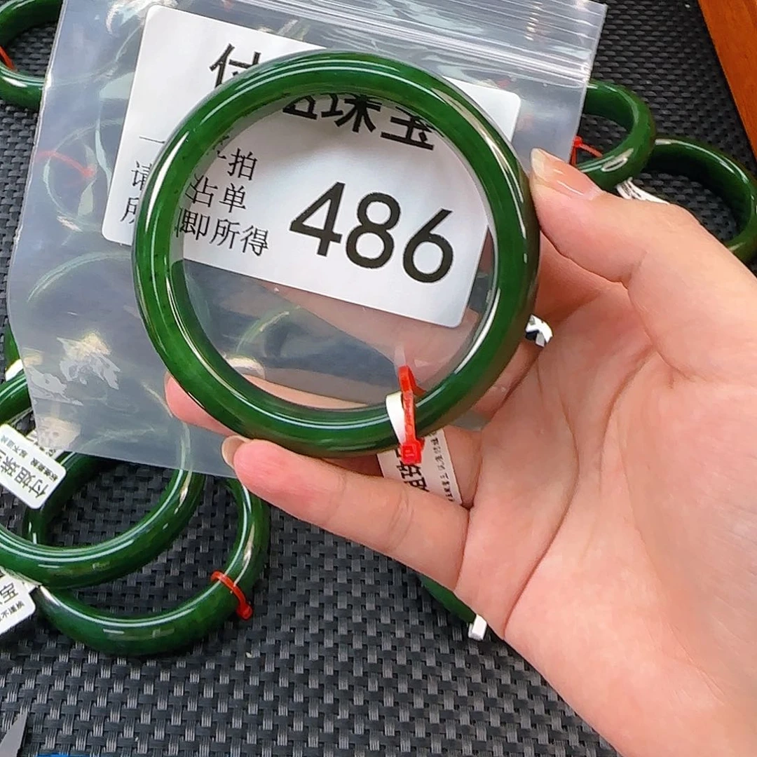 颈饰未镶嵌和田玉（碧玉）手镯64 486