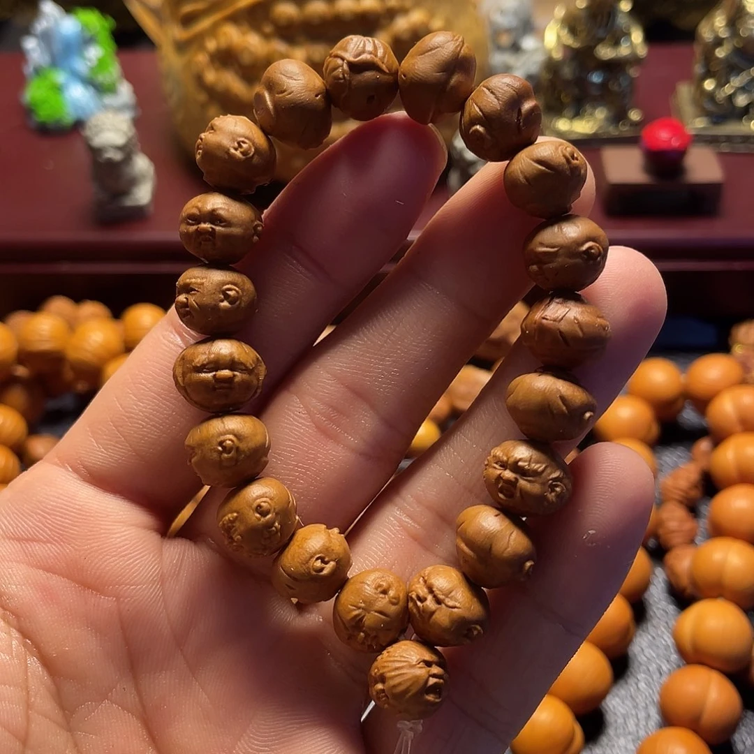 龙纹桃核雕刻怪脸罗汉2