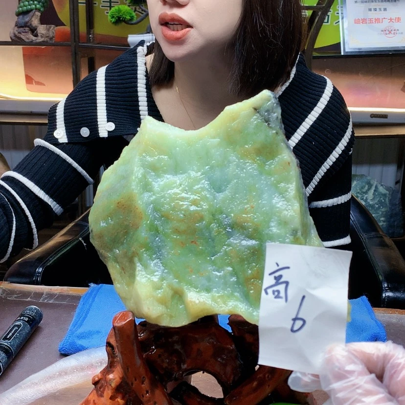 【闪购商品】未镶嵌蛇纹石玉原石搁*?