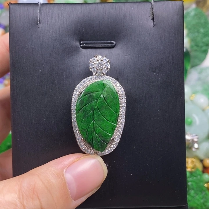 翡翠未镶嵌吊坠(赠链)