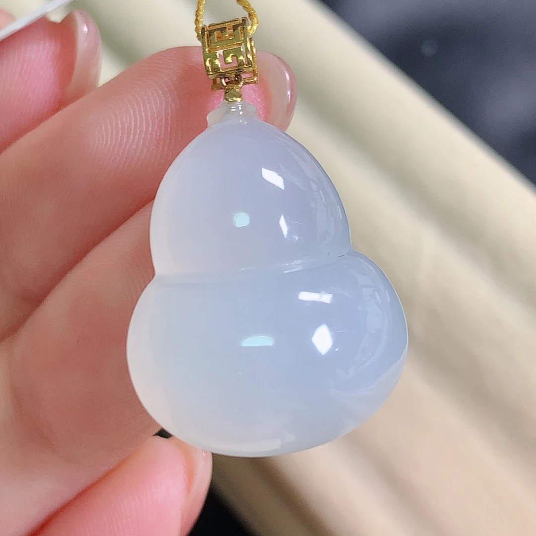 翡翠18K金镶嵌颈饰葫芦