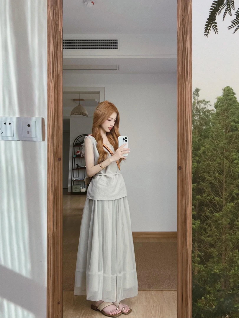 2025新款大方得体设计感绑带掐腰V领无袖上衣网纱半身裙两件套潮