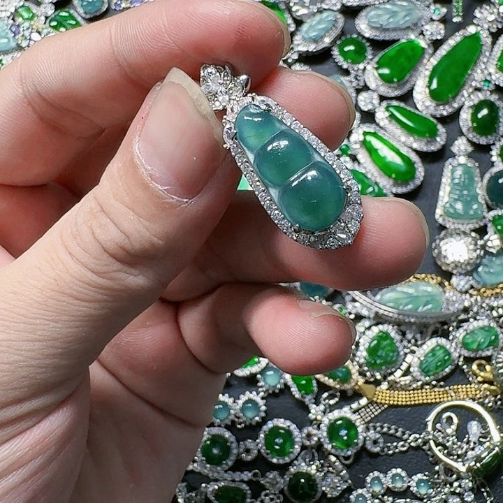 翡翠颈饰未镶嵌天然A货翡翠放漏