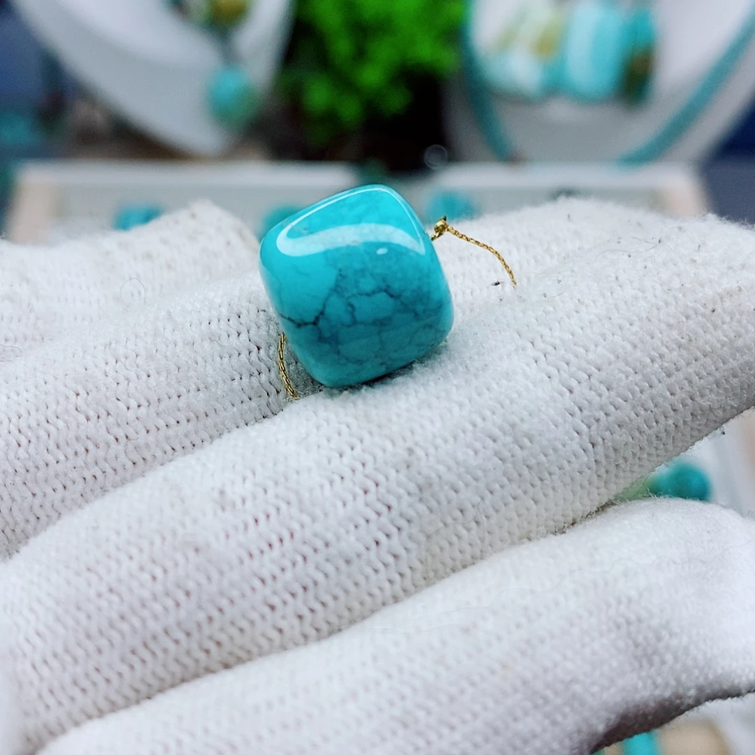 绿松石未镶嵌颈饰