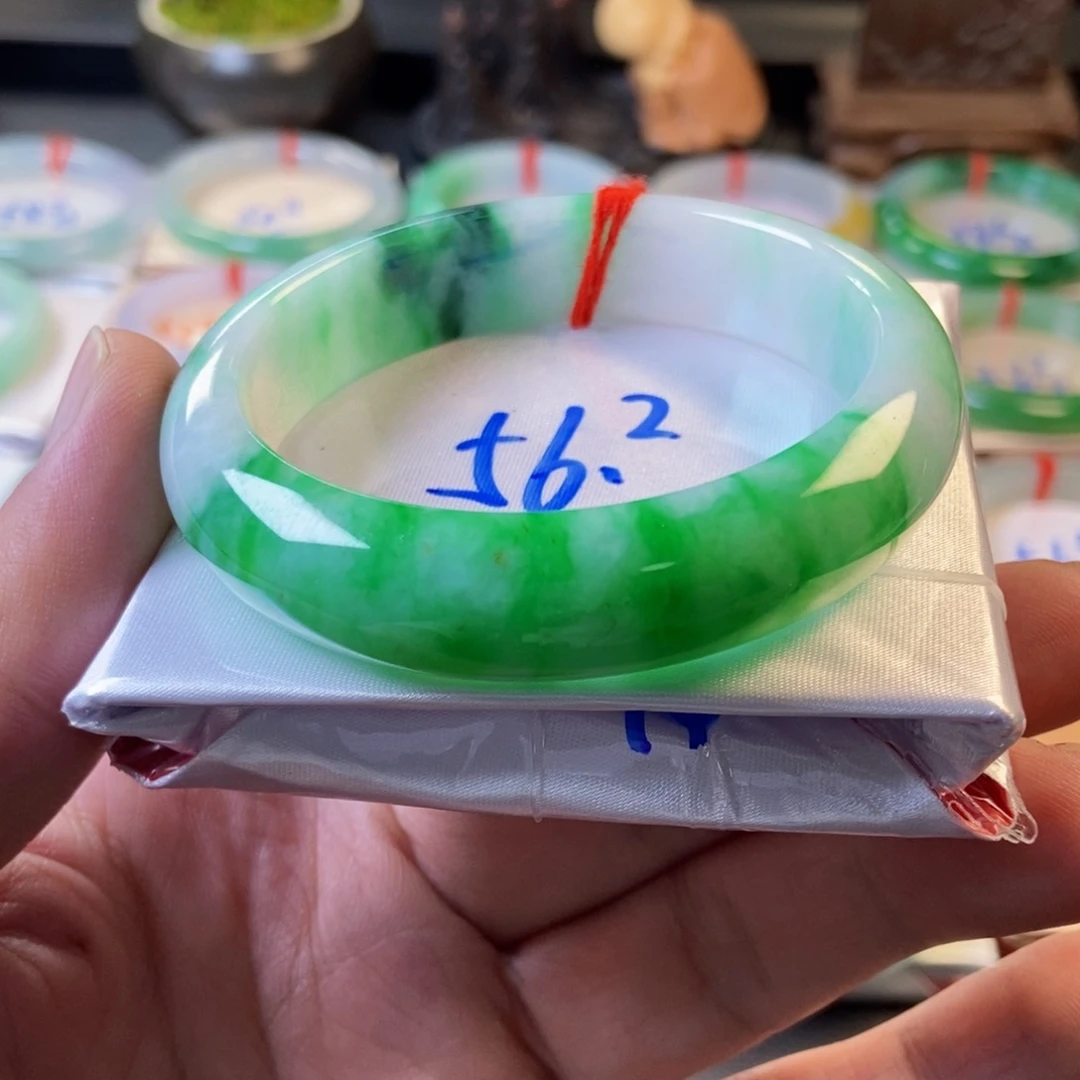 翡翠未镶嵌手镯39、绿正圈