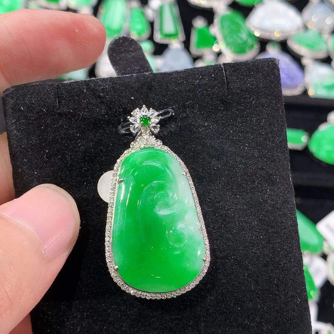 翡翠18K金镶嵌颈饰