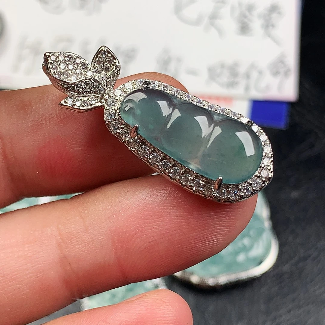 翡翠未镶嵌颈饰福豆