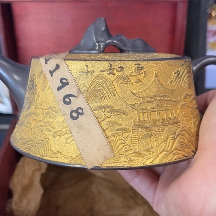茶壶紫泥原矿泥料手工制作的一把紫砂壶。