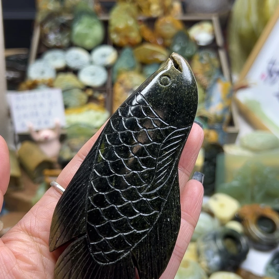 岫岩河磨玉（透闪石质玉）未镶嵌颈饰河磨玉大鱼手玩