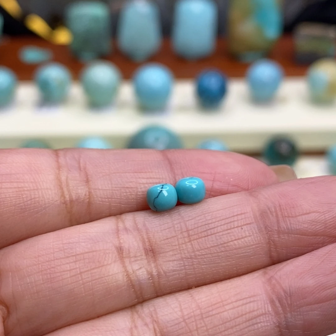 苏***喂绿松石未镶嵌珠宝奇石