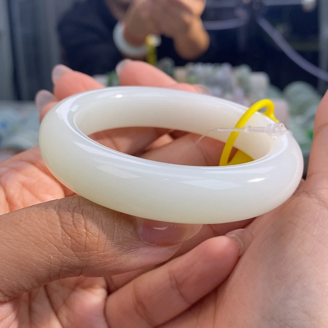 和田玉未镶嵌手镯