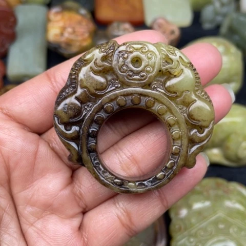 蛇纹石玉颈饰未镶嵌10