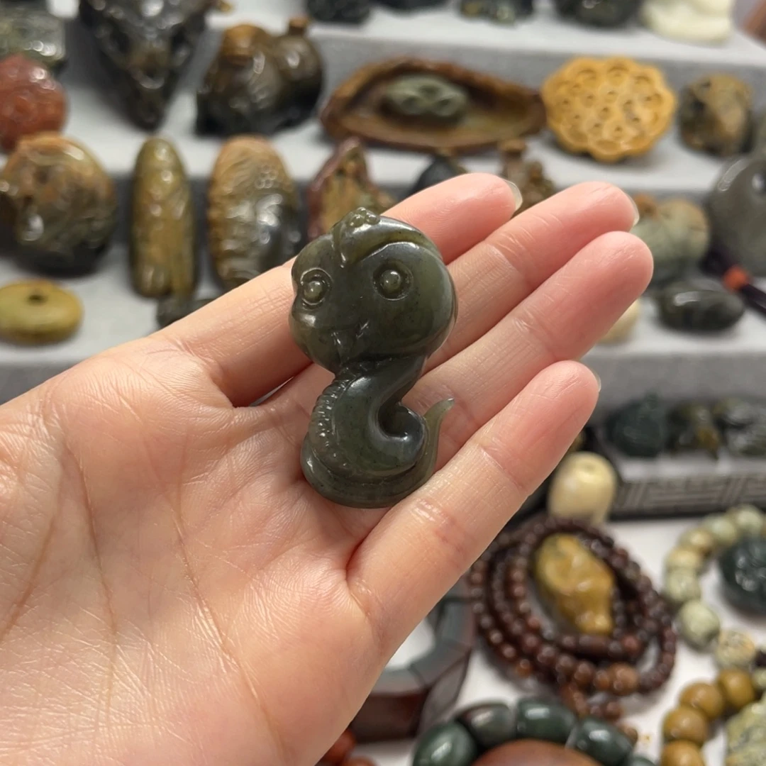 透闪石质玉未镶嵌把件