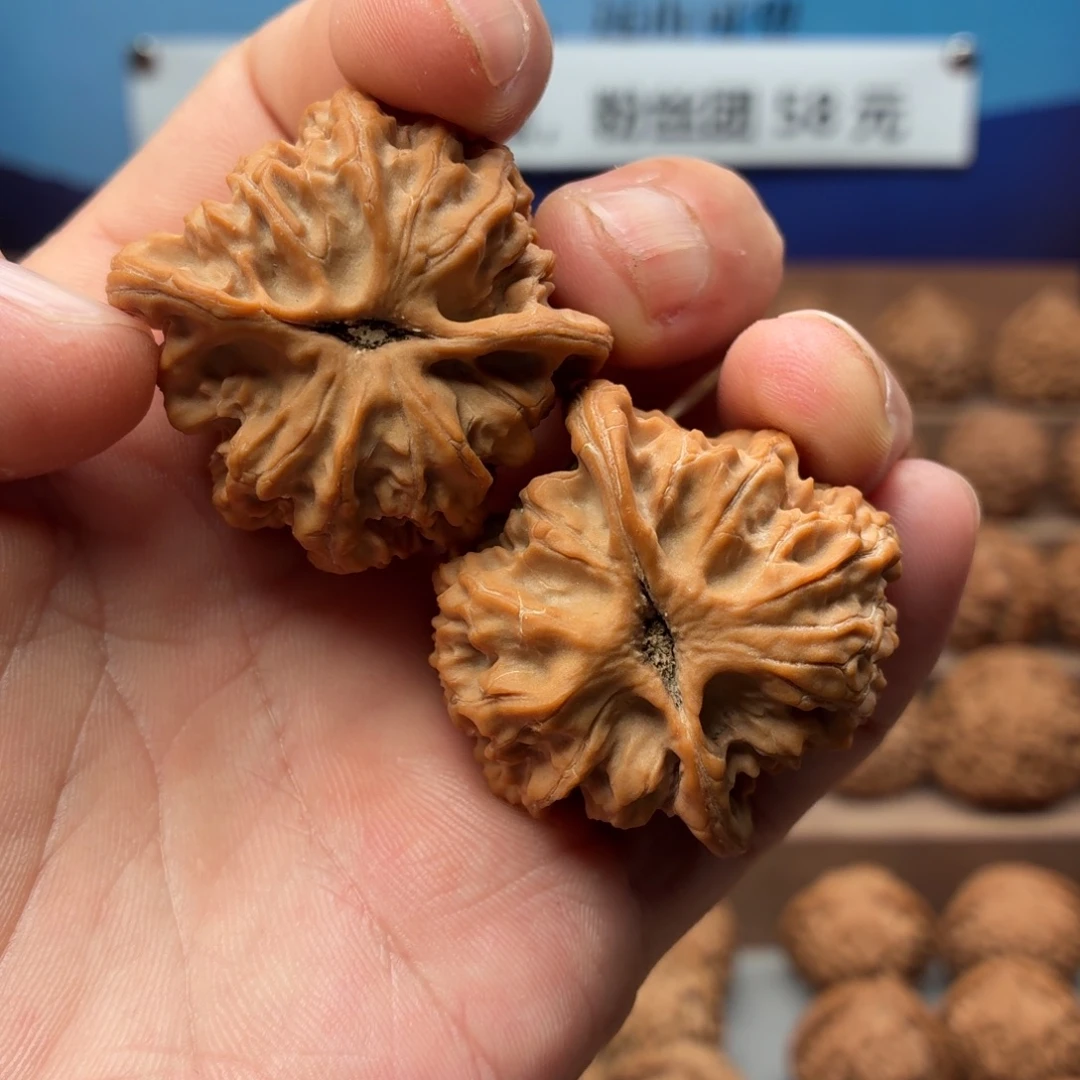 小***乐文玩核桃吊坠梨木台