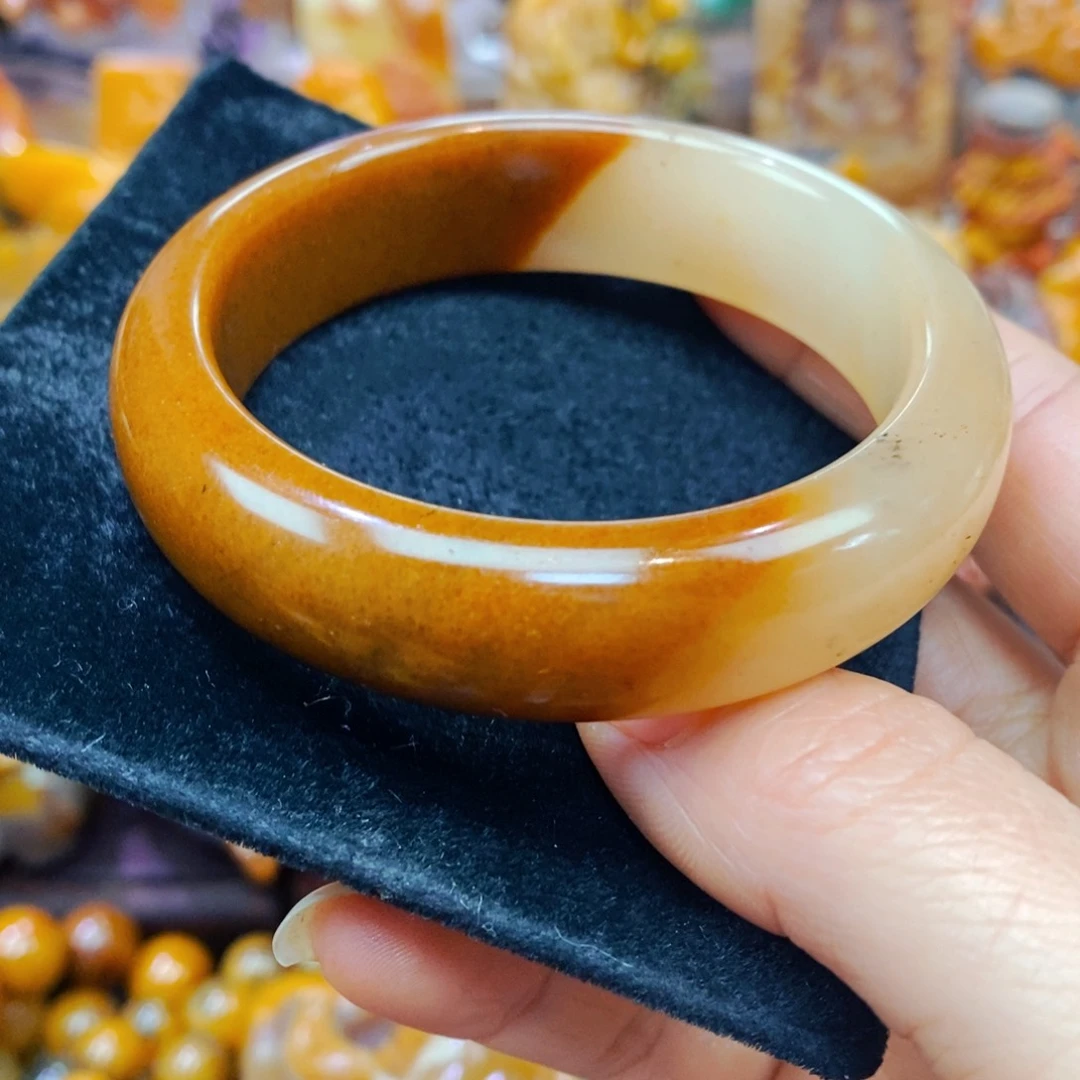 未镶嵌石英质玉（黄龙玉）颈饰