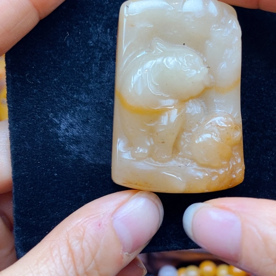 未镶嵌石英质玉（黄龙玉）颈饰