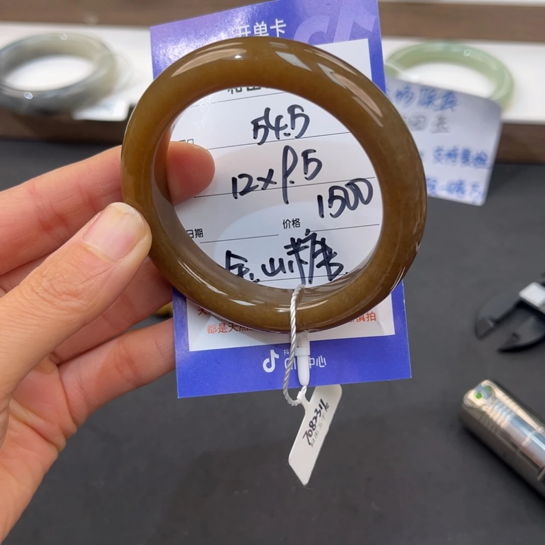 无***东和田玉未镶嵌手镯