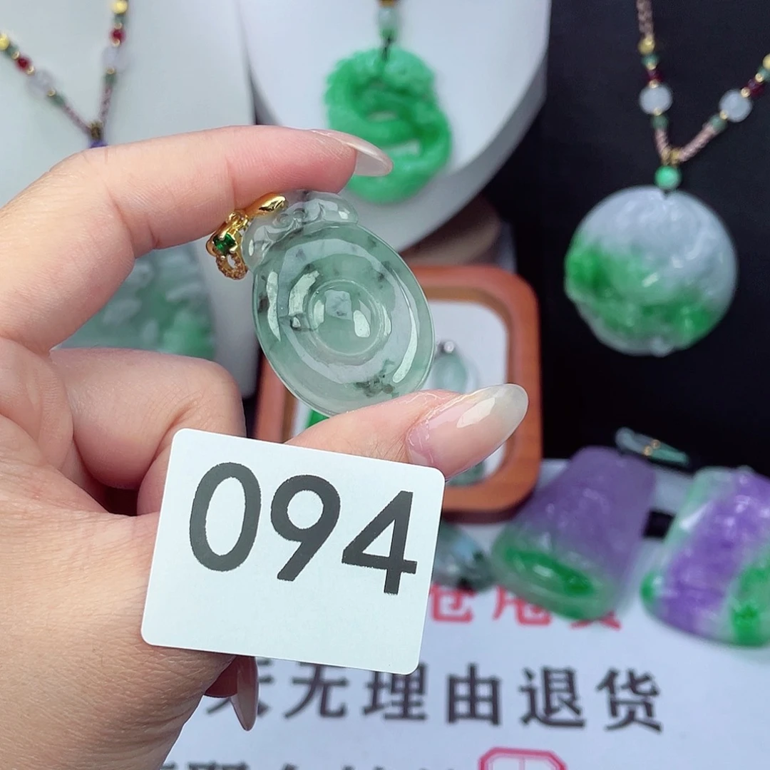 翡翠未镶嵌吊坠(赠链)