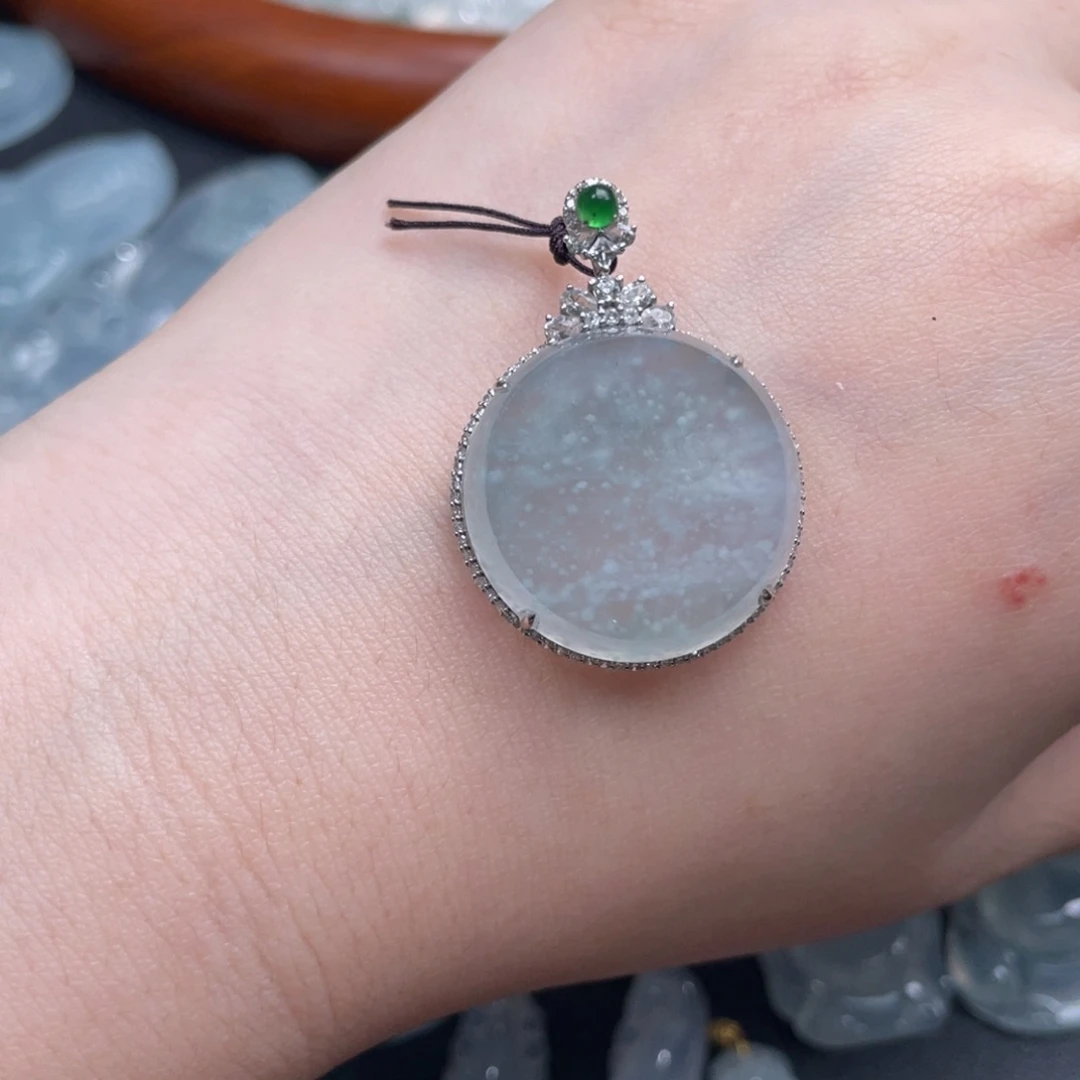 翡翠18K金镶嵌颈饰无事牌