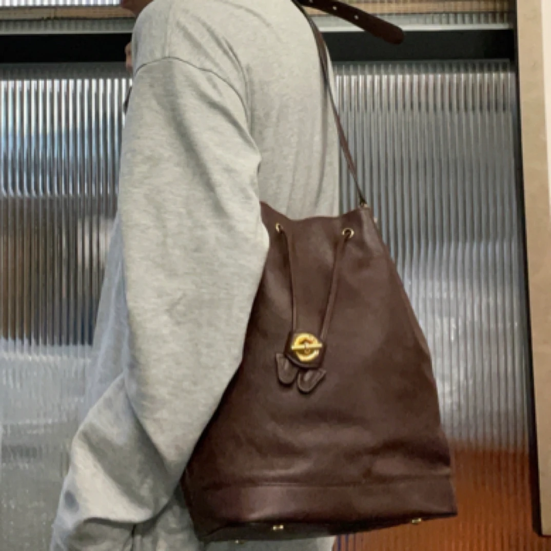 95新 Celine/思琳 【龙】17PP08 咖啡色金扣水桶包