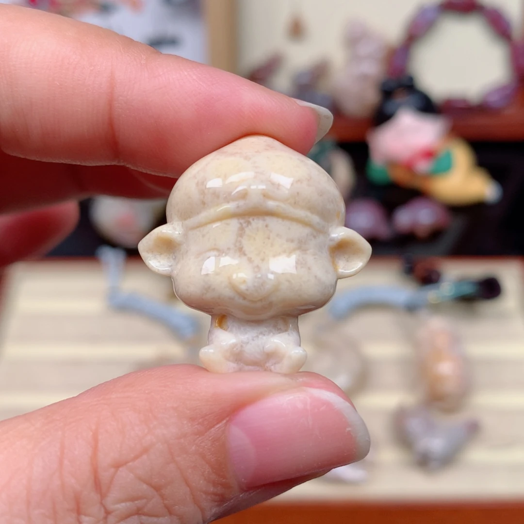 未镶嵌颈饰硅化玉