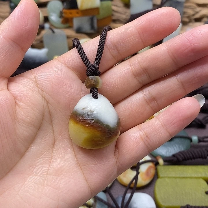 玲***珑蛇纹石玉未镶嵌颈饰