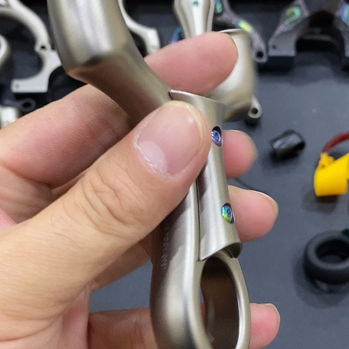焖***~85钛合金盲僧圆头带一圈琥珀带