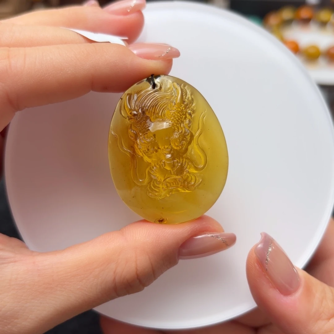 琥珀未镶嵌颈饰茶蜜龙牌吊坠