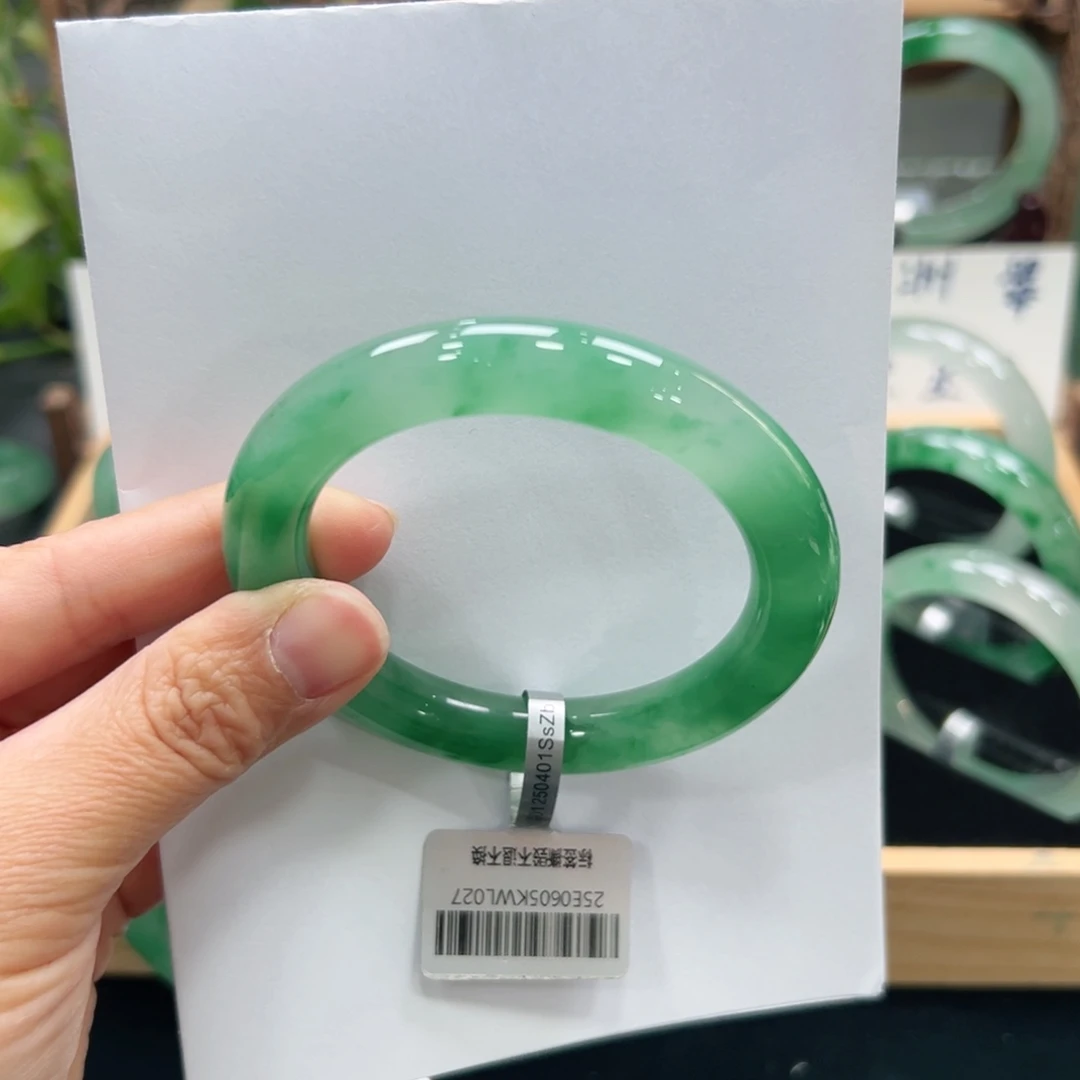 郁****石英质玉未镶嵌手镯➕佳佳57+