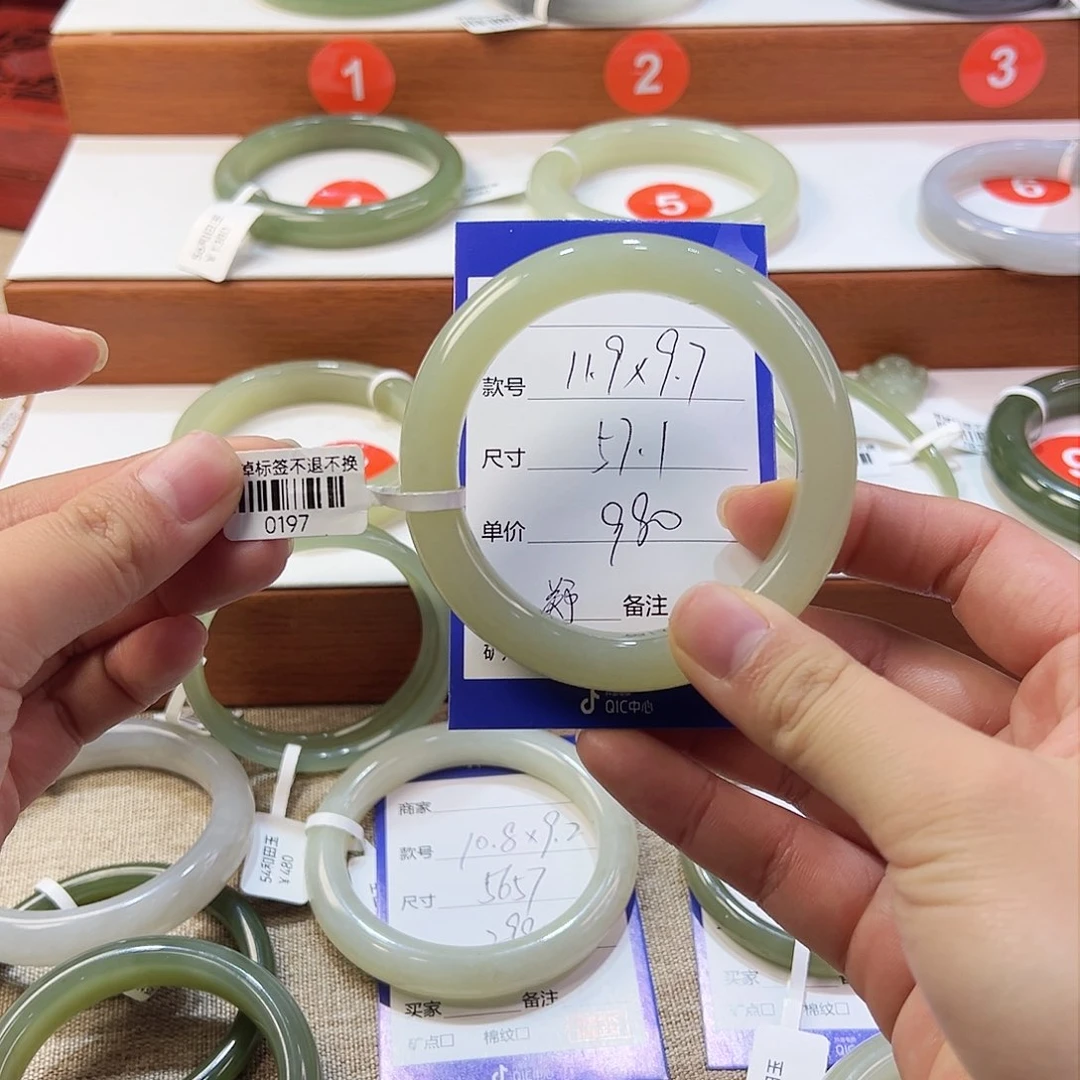 未镶嵌手镯和田玉郑*好