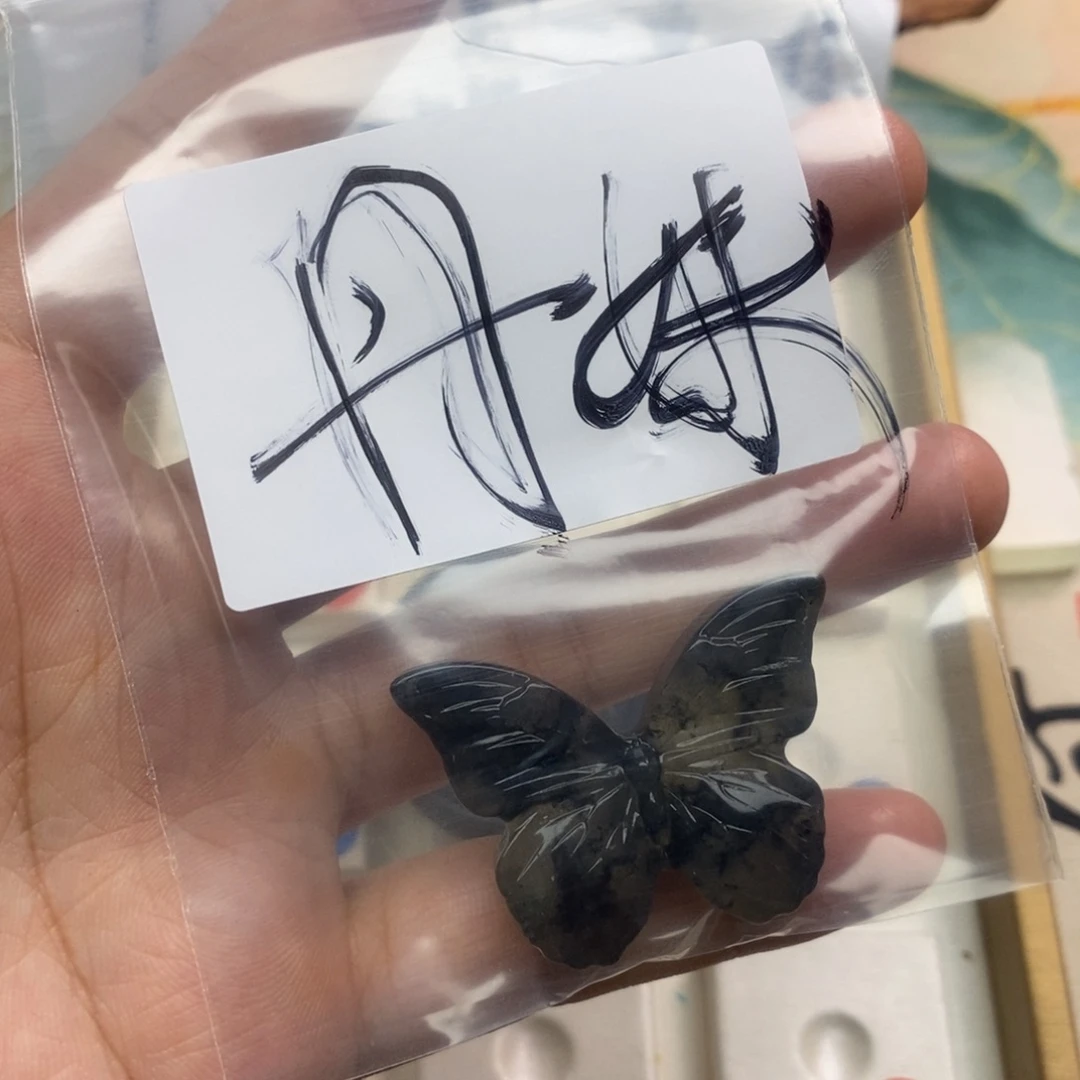 蛇纹石玉未镶嵌颈饰?*妹