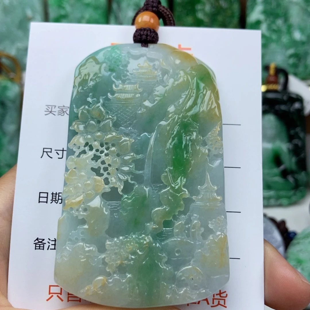 善***人颈饰未镶嵌翡翠吊坠