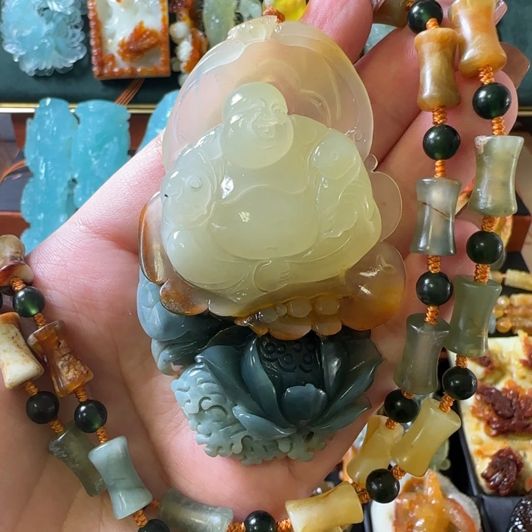 岫玉未镶嵌颈饰佛