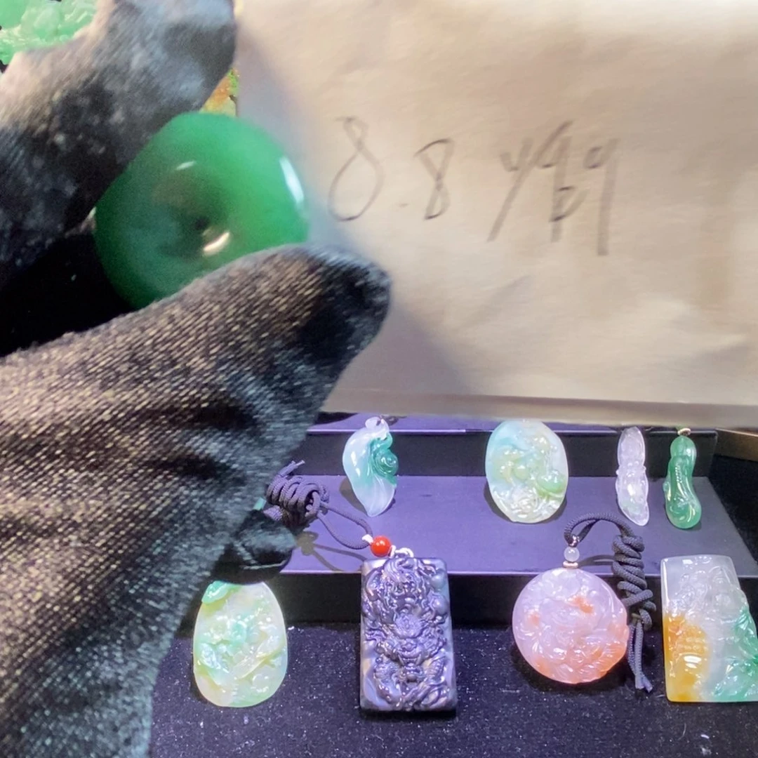 云***山石英质玉（非洲翠）未镶嵌吊坠(赠链)